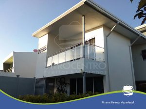 baranda de vidrio y aluminio
