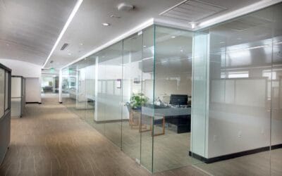 Divisiones de vidrio para oficinas: cómo elegir el sistema adecuado